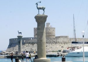 Κατασβέστηκε φωτιά σε τουριστικό σκάφος στην Ρόδο