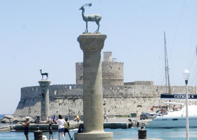 Κατασβέστηκε φωτιά σε τουριστικό σκάφος στην Ρόδο