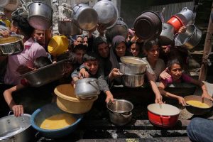 Παγκόσμια κατακραυγή για τη λιμοκτονία που επιβάλει το Ισραήλ στη Λωρίδα της Γάζας