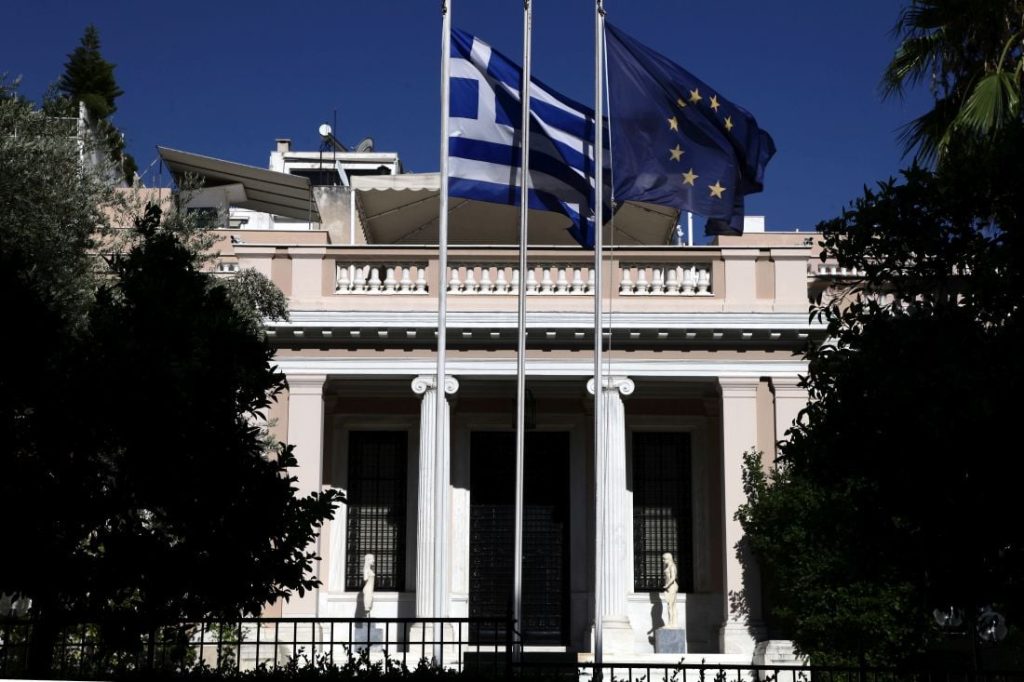 Σύσκεψη στο Μαξίμου για την ασφάλεια στα πανεπιστήμια, μετά την επίθεση στη Νομική