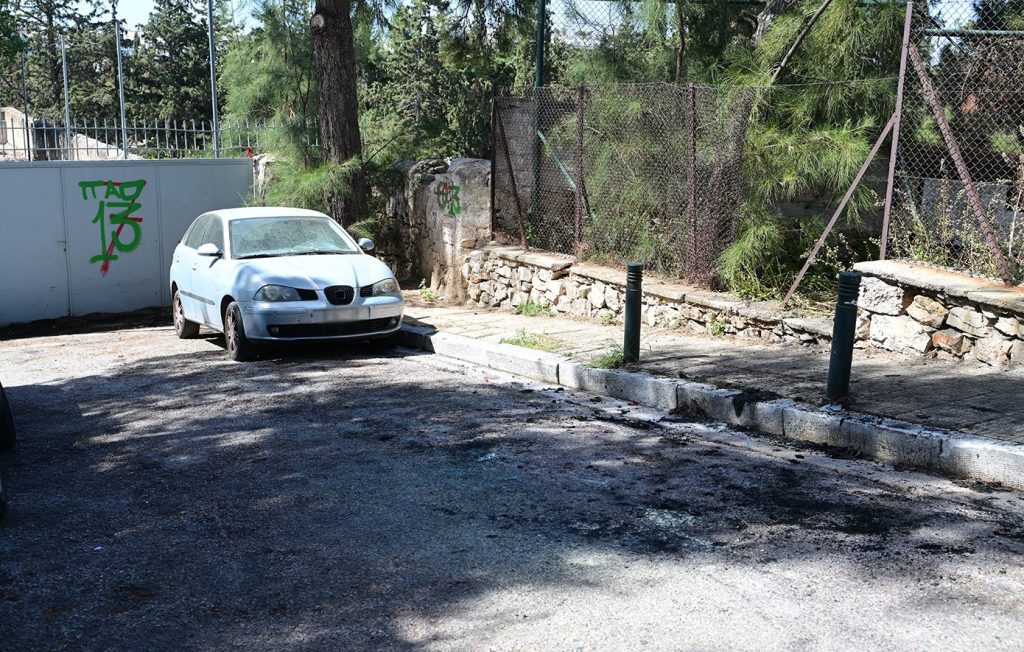 Βίντεο ντοκουμέντο από τη στιγμή που το τζιπ στο Παγκράτι τυλίγεται στις φλόγες – Στο κάθισμα του συνοδηγού βρέθηκε το θύμα