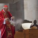 «Είμαστε εδώ για να ζητήσουμε την βοήθεια του Αγίου Πνεύματος», τόνισε ο καρδινάλιος Τζοβάνι Μπατίστα Ρε στην λειτουργία υπέρ της εκλογής του νέου πάπα