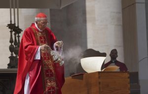 «Είμαστε εδώ για να ζητήσουμε την βοήθεια του Αγίου Πνεύματος», τόνισε ο καρδινάλιος Τζοβάνι Μπατίστα Ρε στην λειτουργία υπέρ της εκλογής του νέου πάπα