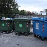 Υπόθεση βρέφους που βρέθηκε σε κάδο απορριμάτων στον Άλιμο: Τι εξετάζει η ΕΛ.ΑΣ. για τη μαρτυρία της γιαγιάς – Η στιγμή που βρέθηκε το κοριτσάκι