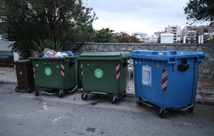 Υπόθεση βρέφους που βρέθηκε σε κάδο απορριμάτων στον Άλιμο: Τι εξετάζει η ΕΛ.ΑΣ. για τη μαρτυρία της γιαγιάς – Η στιγμή που βρέθηκε το κοριτσάκι