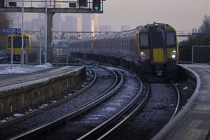 Βρετανία: Η εταιρεία South Western Railway είναι η πρώτη σιδηροδρομική εταιρεία που περνά από σήμερα στον έλεγχο του δημοσίου