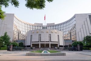 Η κεντρική τράπεζα της Κίνας μειώνει δυο επιτόκια-κλειδιά σε ιστορικά χαμηλά