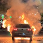 Τυλίχθηκαν στις φλόγες δύο αυτοκίνητα στο Παγκράτι