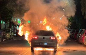 Τυλίχθηκαν στις φλόγες δύο αυτοκίνητα στο Παγκράτι