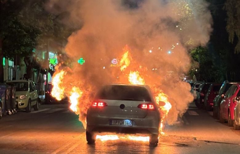 Τυλίχθηκαν στις φλόγες δύο αυτοκίνητα στο Παγκράτι