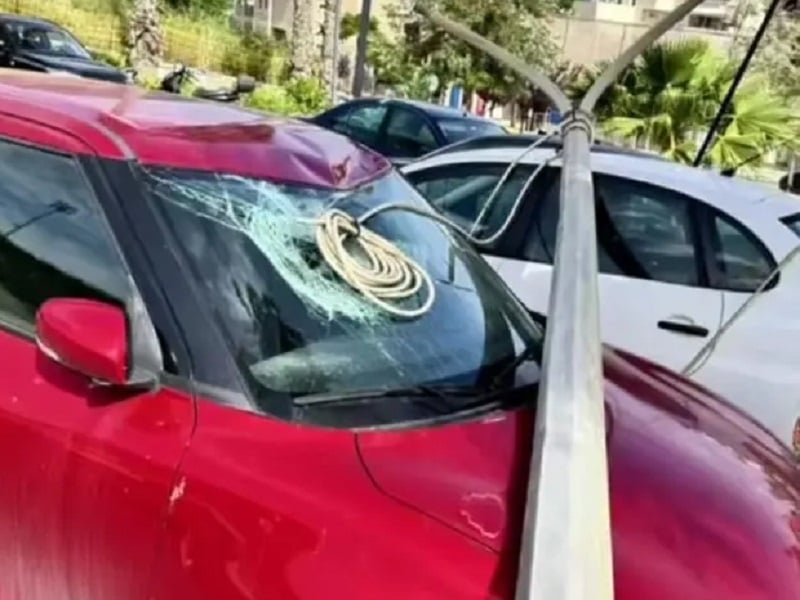 Κολώνα φωτισμού έπεσε και «διέλυσε» παρκαρισμένο αυτοκίνητο στο Ηράκλειο