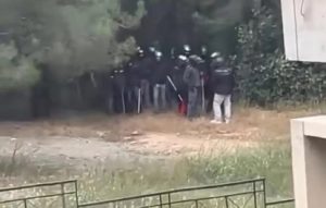 Κουκουλοφόροι επιτέθηκαν στην Πολυτεχνειούπολη – Έσπασαν το κυλικείο, μία τραυματίας