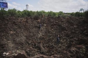 Επίθεση των Χούθι στο αεροδρόμιο Μπεν Γκουριόν: Ένας τεράστιος κρατήρας δημιουργήθηκε από τον πύραυλο – Στήλη μαύρου καπνού υψώθηκε στον ουρανό