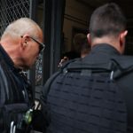 Μητροκτονία στη Λάρισα: Αυτός είναι ο 21χρονος δράστης – Με σκυμμένο το κεφάλι και σιωπηλός έφτασε στο Δικαστικό Μέγαρο