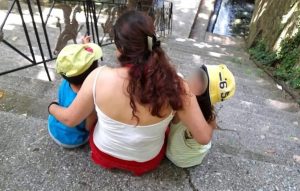 Προφυλακίστηκε η 32χρονη μητέρα για την κακοποίηση των παιδιών της στη Λάρισα – Στον εισαγγελέα ο 50χρονος φίλος της