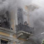 Η συγκλονιστική μαρτυρία της γυναίκας που ήταν στο μπαλκόνι της Marfin και σώθηκε – «Σκεφτόμουν ότι στην επόμενη ανάσα δεν θα μπορέσω»