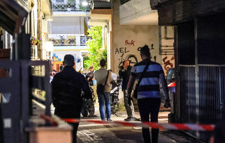 Φρίκη στη Λάρισα: Ένας 21χρονος μαχαίρωσε μέχρι θανάτου τη μητέρα του και προσπάθησε να κρύψει το πτώμα με τον ξάδερφο του