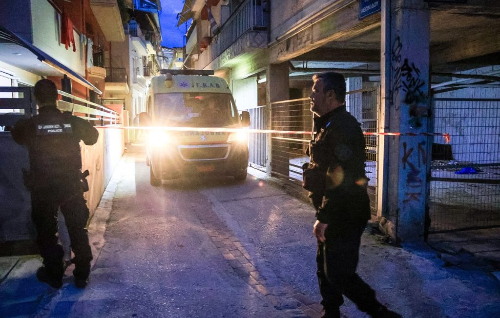 Μητροκτονία στη Λάρισα: Με τουλάχιστον τρεις μαχαιριές σκότωσε την 52χρονη ο γιος της – Ομολόγησε την πράξη του
