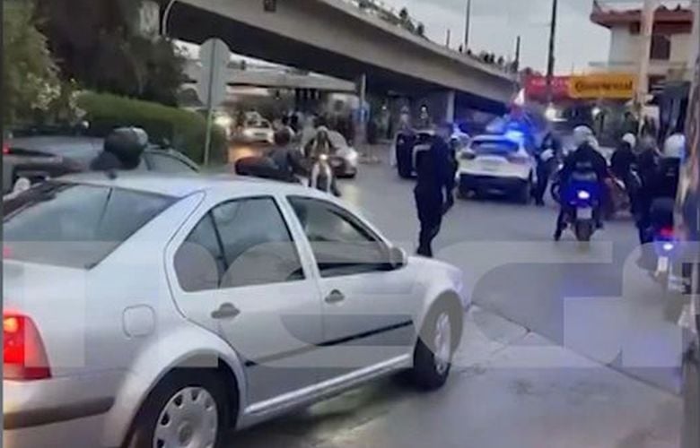Έπεσε νταλίκα από τη γέφυρα στην Πέτρου Ράλλη στη λεωφόρο Θηβών