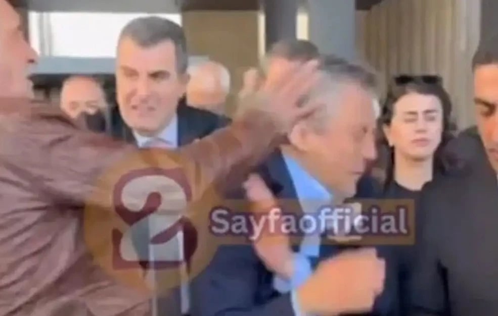 Άνδρας χτύπησε στο κεφάλι τον πρόεδρο του CHP, Οζγκιούρ Οζέλ – Ο δράστης είχε σκοτώσει τα παιδιά του το 2004