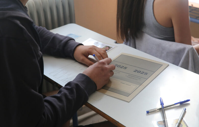 Πανελλαδικές Εξετάσεις 2025: Τα θέματα που έπεσαν σε Νεοελληνική Γλώσσα και Λογοτεχνία για τα ΓΕΛ