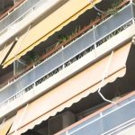 Ασύλληπτη τραγωδία σε σπίτι στην Καλλιθέα: Η 7χρονη σκόνταψε ενώ έπαιζε – Πήγε να πιάσει μια μπάλα από το μπαλκόνι και πέρασε μέσα από την τζαμαρία