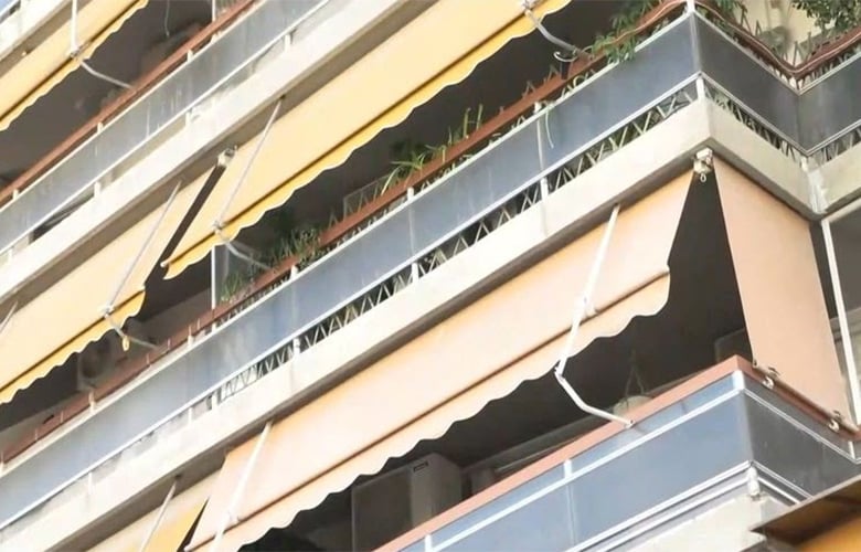 Ασύλληπτη τραγωδία σε σπίτι στην Καλλιθέα: Η 7χρονη σκόνταψε ενώ έπαιζε – Πήγε να πιάσει μια μπάλα από το μπαλκόνι και πέρασε μέσα από την τζαμαρία