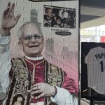 Ο Πάπας Λέων ΙΔ’ σε γκράφιτι στο στάδιο των White Sox στο Σικάγο