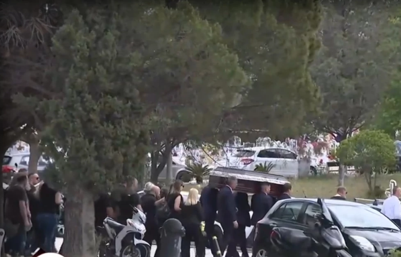 Βουβός πόνος στην κηδεία του 43χρονου Σπύρου που βρέθηκε κρεμασμένος στην αποθήκη του σπιτιού του στο Κερατσίνι
