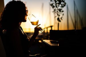 Τέσσερις λόγοι για τους οποίους η γενιά Ζ πίνει λιγότερο αλκοόλ βάσει Rabobank - Winetrails