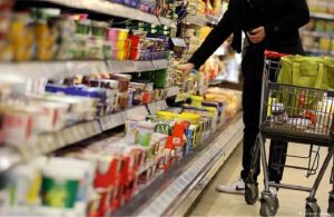 Mικρότερο και με προσφορές το καλάθι τροφίμων δείχνει έρευνα του ΙΕΛΚΑ