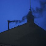 Μαύρος καπνός από το κονκλάβιο στο Βατικανό – «Άκαρπη» η πρώτη ψηφοφορία για το νέο Πάπα