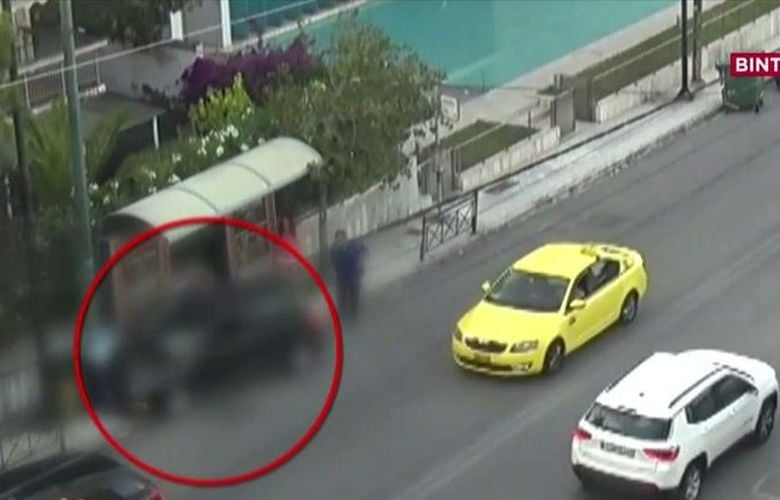 Βίντεο-ντοκουμέντο με αυτοκίνητο να χτυπάει τρεις γυναίκες σε στάση λεωφορείου στο Χαλάνδρι – Εξετάζεται αν είχε δόλο