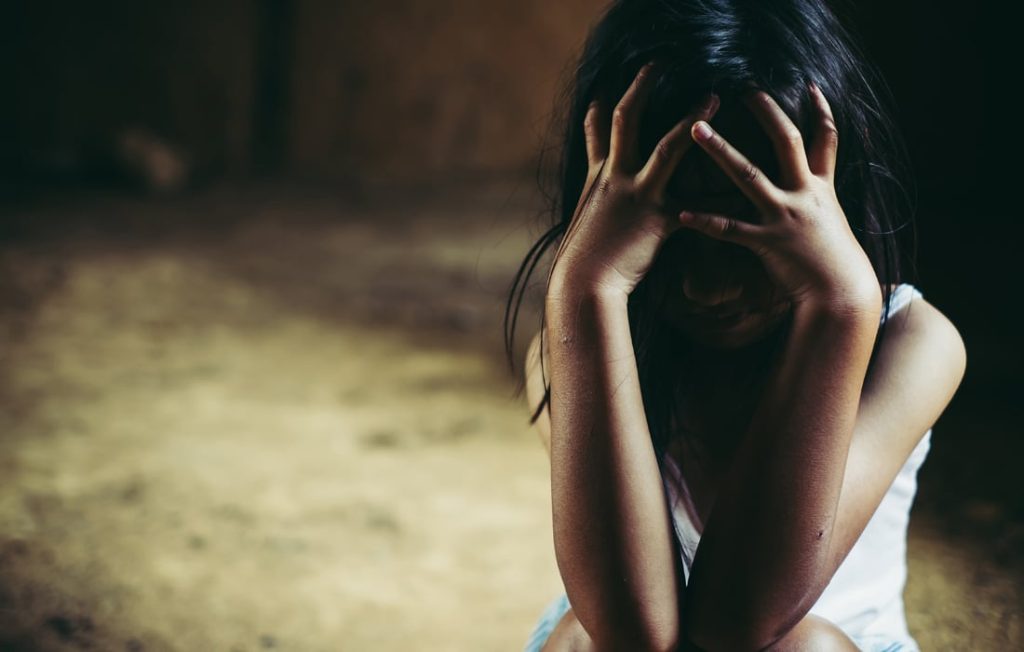 Εκπαιδευτής ιππασίας κατηγορείται για βιασμό και κατάχρηση ανήλικων μαθητριών του