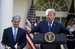 Επίθεση Τράμπ σε επικεφαλής Fed, πέφτει το δολάριο