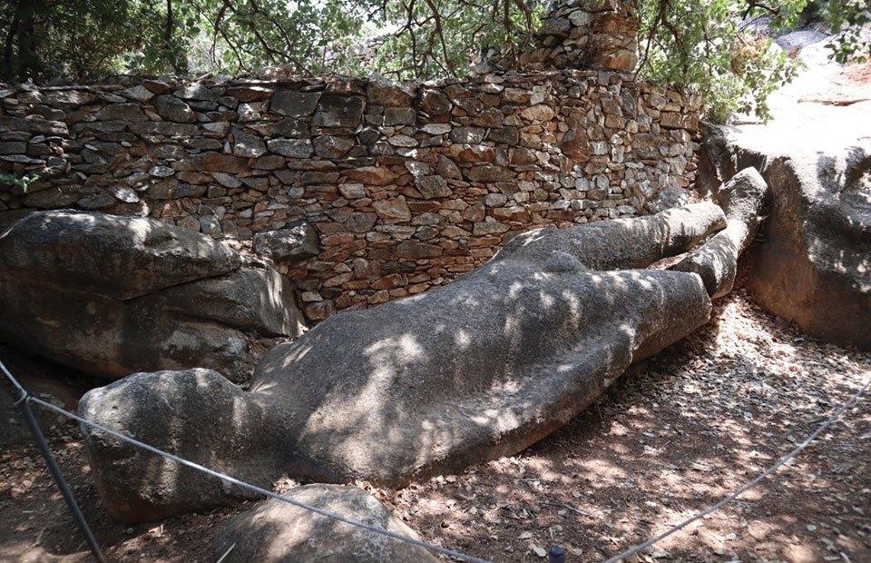 Ψήφισμα της ΕΑΣ Νάξου για παραμονή των ιστορικών Κούρων στις Μέλανες