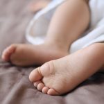 «Το σπίτι δεν είχε ρεύμα, έκανε πολλή ζέστη και είχε κουνούπια» λέει η μητέρα του μωρού που έκλαιγε μόνο του στο μπαλκόνι