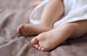 «Το σπίτι δεν είχε ρεύμα, έκανε πολλή ζέστη και είχε κουνούπια» λέει η μητέρα του μωρού που έκλαιγε μόνο του στο μπαλκόνι