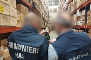 «Τι βρίσκεται στο τραπέζι σου;» Μάστιγα τα παραποιημένα τρόφιμα και ποτά στην ΕΕ δείχνει έρευνα του EUIPO