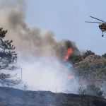 Μάχη για την πύρινη λαίλαπα στην Χίο, σε κίνδυνο τα Μαστιχοχώρια