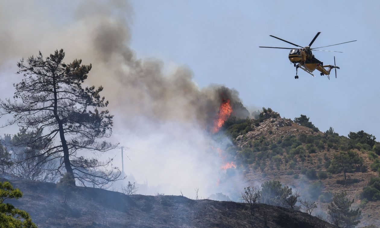 Μάχη για την πύρινη λαίλαπα στην Χίο, σε κίνδυνο τα Μαστιχοχώρια