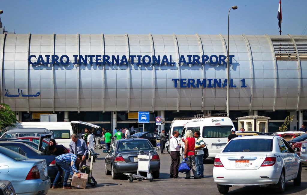 Δεκάδες Έλληνες κρατούνται στο αεροδρόμιο του Καΐρου – Θέλουν να συμμετάσχουν στη δράση «Πορεία προς τη Γάζα»