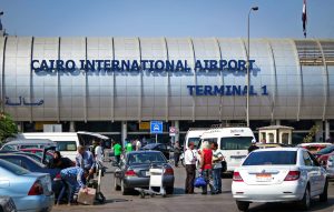 Δεκάδες Έλληνες κρατούνται στο αεροδρόμιο του Καΐρου – Θέλουν να συμμετάσχουν στη δράση «Πορεία προς τη Γάζα»