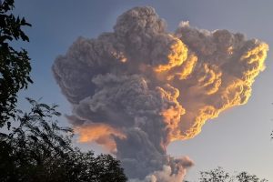 Τέφρα σε ύψος 10 χιλιομέτρων από την έκρηξη του ηφαιστείου Lewotobi Laki-Laki στην Ινδονησία