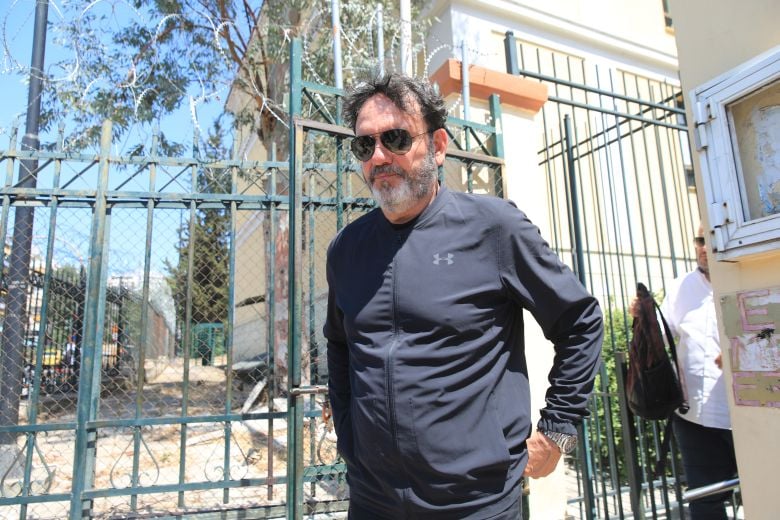 Αναβλήθηκε η δίκη του Στάθη Αγγελόπουλου για το επεισόδιο με την πρώην σύζυγό του – Ζητήθηκε να καταθέσει ο γιος τους