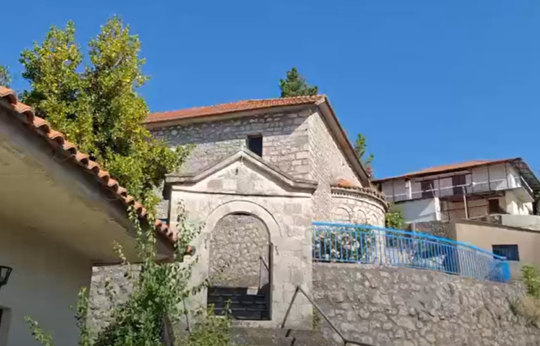 Μεγάλη θλίψη στην κηδεία της Άννας που δολοφονήθηκε στην Αμφιλοχία – Οι καμπάνες στα Πηγάδια ηχούσαν πένθιμα από το πρωί
