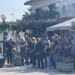Κηδεία 14χρονου στην Άρτα: Τραγικές φιγούρες οι γονείς του Σπύρου που «κατάπιε» ο ποταμός Άραχθος