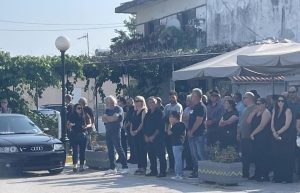 Κηδεία 14χρονου στην Άρτα: Τραγικές φιγούρες οι γονείς του Σπύρου που «κατάπιε» ο ποταμός Άραχθος