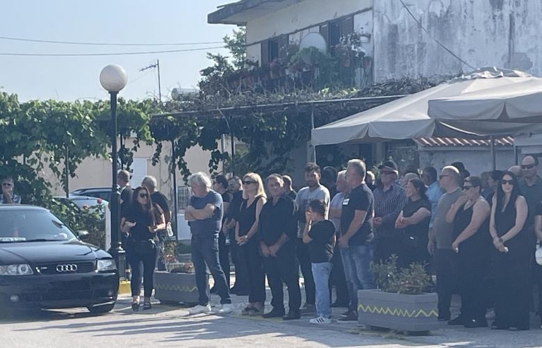Κηδεία 14χρονου στην Άρτα: Τραγικές φιγούρες οι γονείς του Σπύρου που «κατάπιε» ο ποταμός Άραχθος