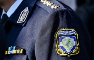 Συνελήφθη απόστρατος αξιωματικός της ΕΛ.ΑΣ. για εμπλοκή σε δύο κυκλώματα ναρκωτικών και όπλων με διεθνή δράση